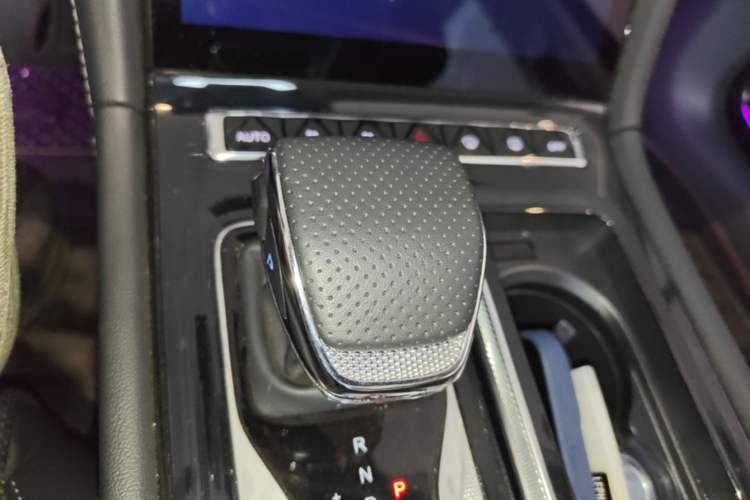 Used Hongqi H5 2025 2.0T Automatic Flagship 500 000th Unit Anniversary Edition Gear Lever