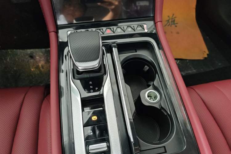 Used Hongqi H5 2025 2.0T Automatic Flag Edition – 500 000 Units Commemorative Version Gear Lever