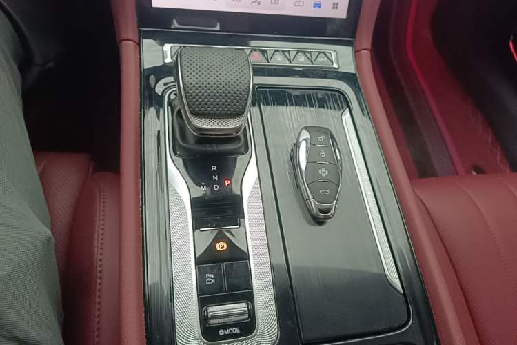 Used Hongqi H5 2025 2.0T Automatic Flag Edition – 500 000 Units Commemorative Version Gear Lever