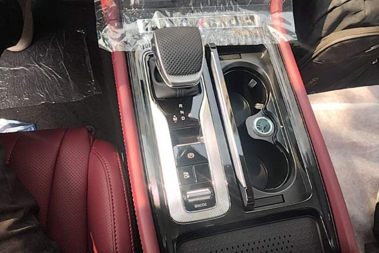 Used Hongqi H5 2025 2.0T Automatic Flag Edition – 500 000 Units Commemorative Version Gear Lever
