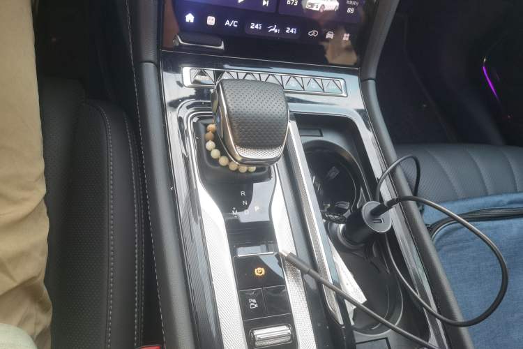Used Hongqi H5 2025 2.0T Automatic Flag Edition – 500 000 Units Commemorative Version Gear Lever