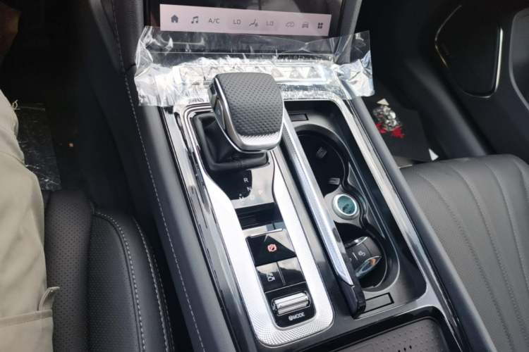 Used Hongqi H5 2025 2.0T Automatic Flag Edition – 500 000 Units Commemorative Version Gear Lever
