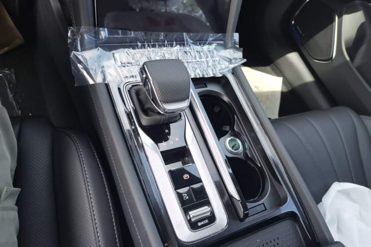 Used Hongqi H5 2025 2.0T Automatic Flag Edition – 500 000 Units Commemorative Version Gear Lever