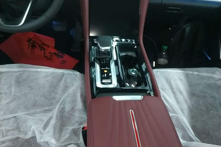 Used Hongqi H5 2025 2.0T Automatic Flag Edition – 500 000 Units Commemorative Version Gear Lever