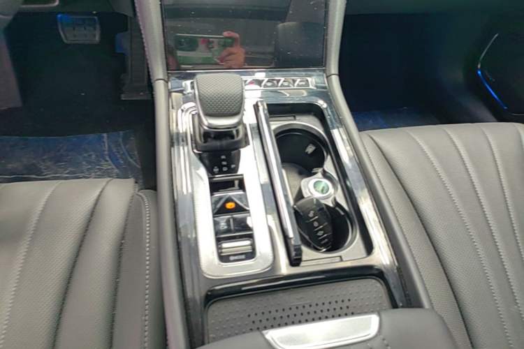 Used Hongqi H5 2025 2.0T Automatic Flag Edition – 500 000 Units Commemorative Version Gear Lever