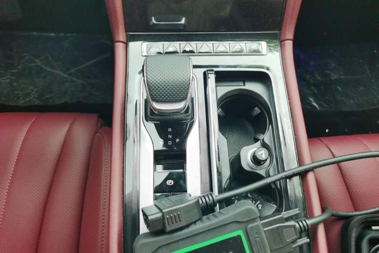 Used Hongqi H5 2025 2.0T Automatic Flag Edition – 500 000 Units Commemorative Version Gear Lever