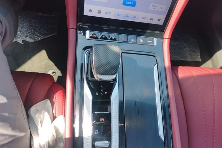 Used Hongqi H5 2025 2.0T Automatic Xuan Ying Edition Gear Lever