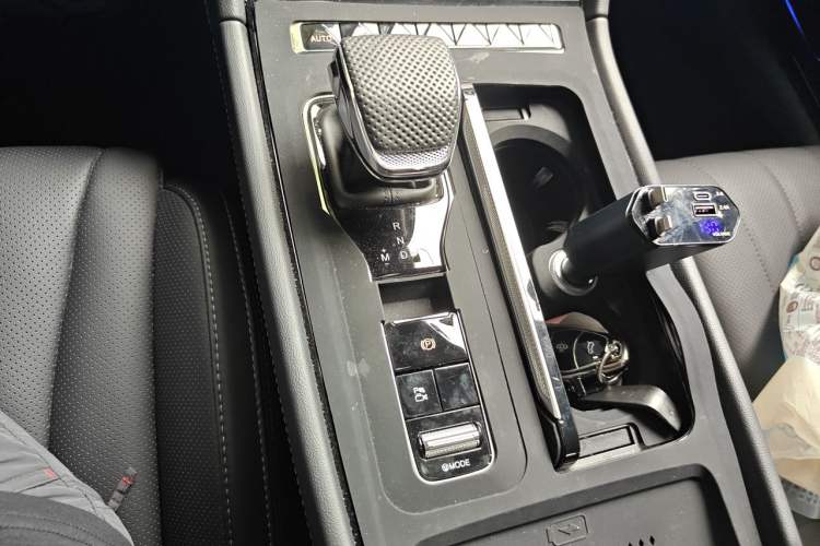 Used Hongqi H5 2025 2.0T Automatic Flag Edition – 500 000 Units Commemorative Version Gear Lever