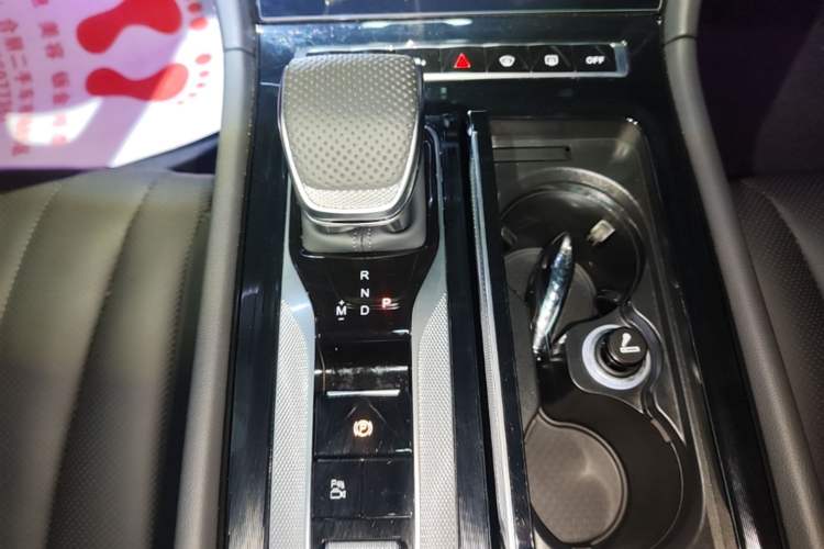 Used Hongqi H5 2025 2.0T Automatic Flag Edition – 500 000 Units Commemorative Version Gear Lever
