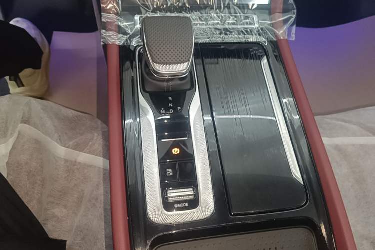 Used Hongqi H5 2025 Model 2.0T Automatic Xuan Ying 2 Million Units Commemorative Edition Gear Lever