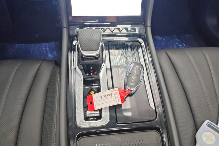 Used Hongqi H5 2025 2.0T Automatic Flag Edition – 500 000 Units Commemorative Version Gear Lever