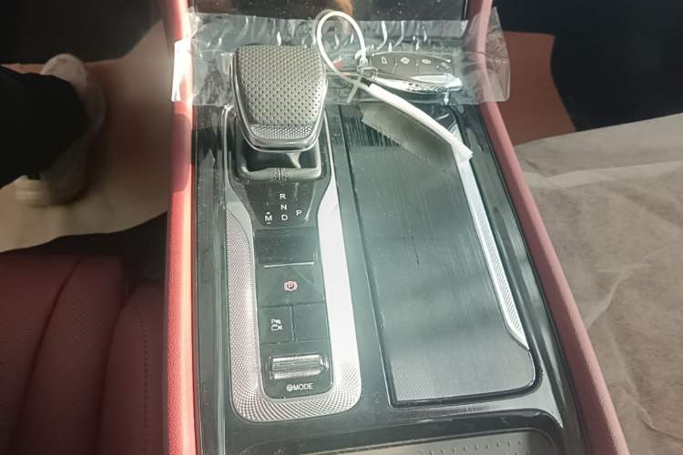 Used Hongqi H5 2025 2.0T Automatic Flag Edition – 500 000 Units Commemorative Version Gear Lever