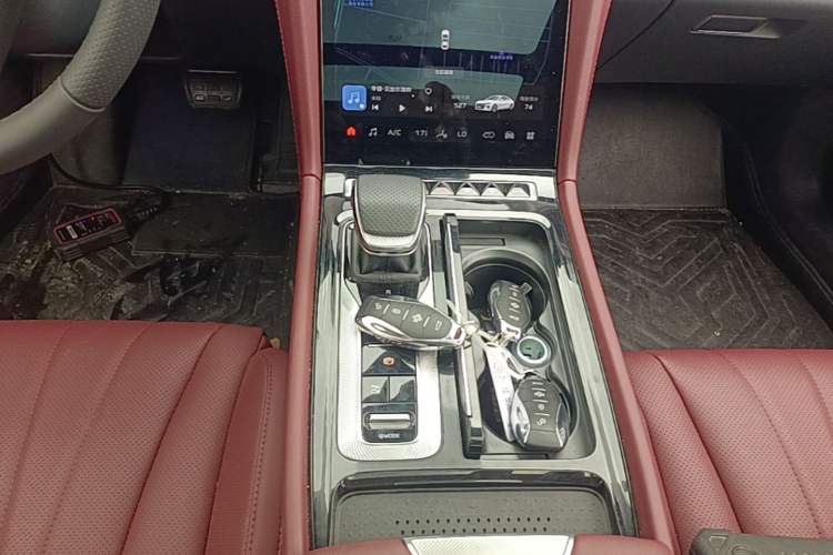 Used Hongqi H5 2025 2.0T Automatic Flag Edition – 500 000 Units Commemorative Version Gear Lever