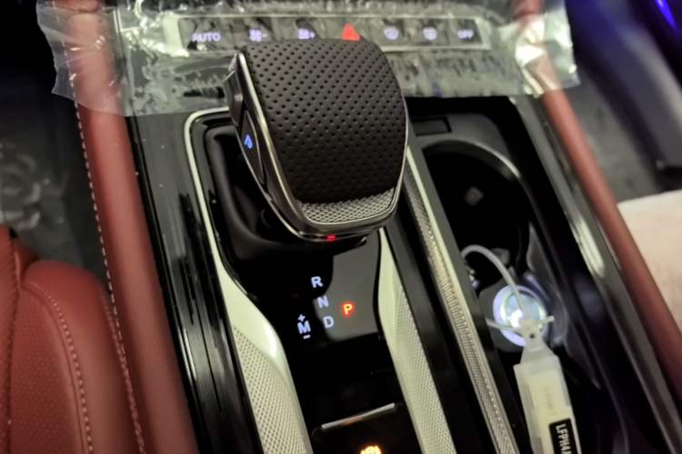 Used Hongqi H5 2025 2.0T Automatic Flag Edition – 500 000 Units Commemorative Version Gear Lever