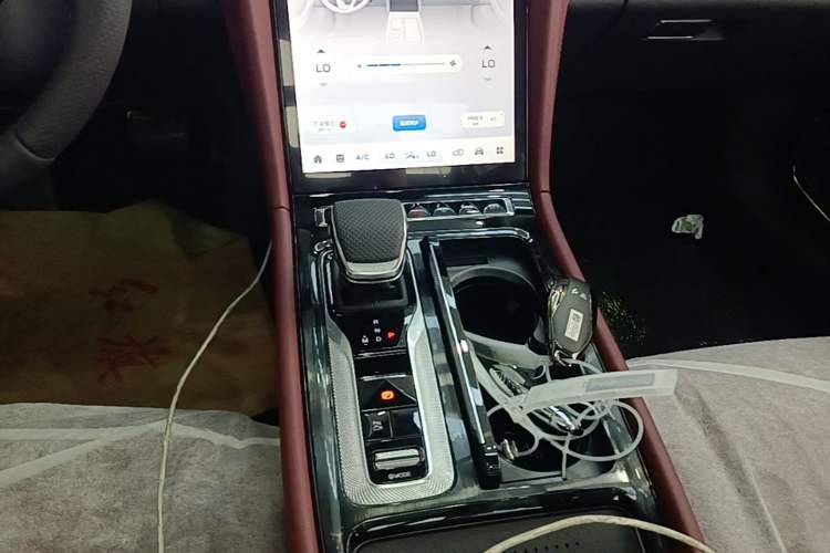 Used Hongqi H5 2025 2.0T Automatic Flag Edition – 500 000 Units Commemorative Version Gear Lever