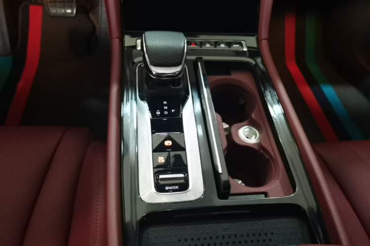 Used Hongqi H5 2025 2.0T Automatic Xuan Ying Edition Gear Lever