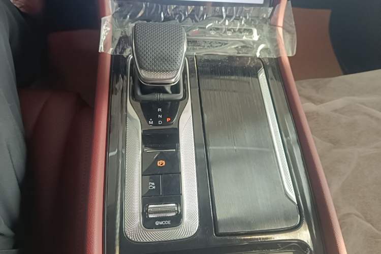 Used Hongqi H5 2025 2.0T Automatic Flag Edition – 500 000 Units Commemorative Version Gear Lever