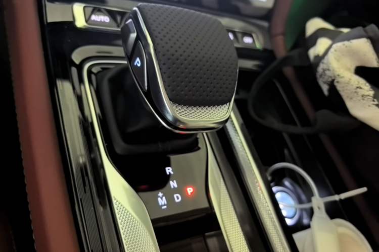 Used Hongqi H5 2025 2.0T Automatic Flag Edition – 500 000 Units Commemorative Version Gear Lever