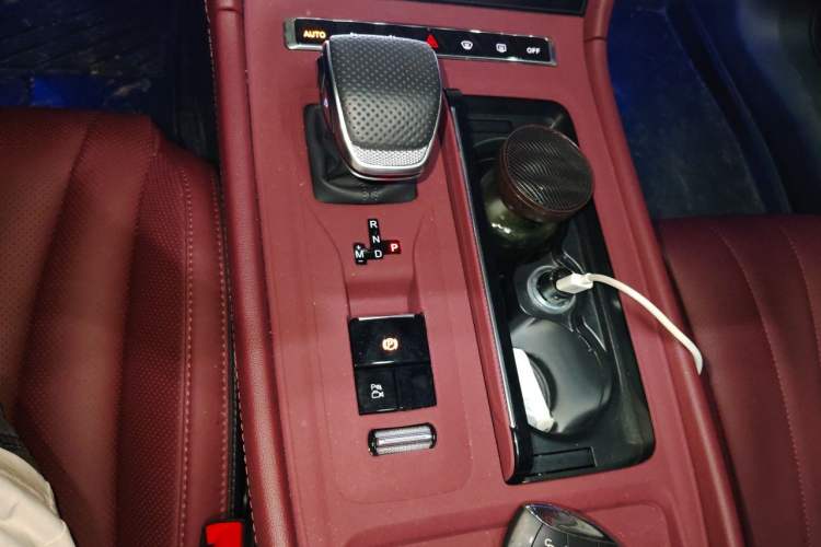 Used Hongqi H5 2025 2.0T Automatic Flag Edition – 500 000 Units Commemorative Version Gear Lever