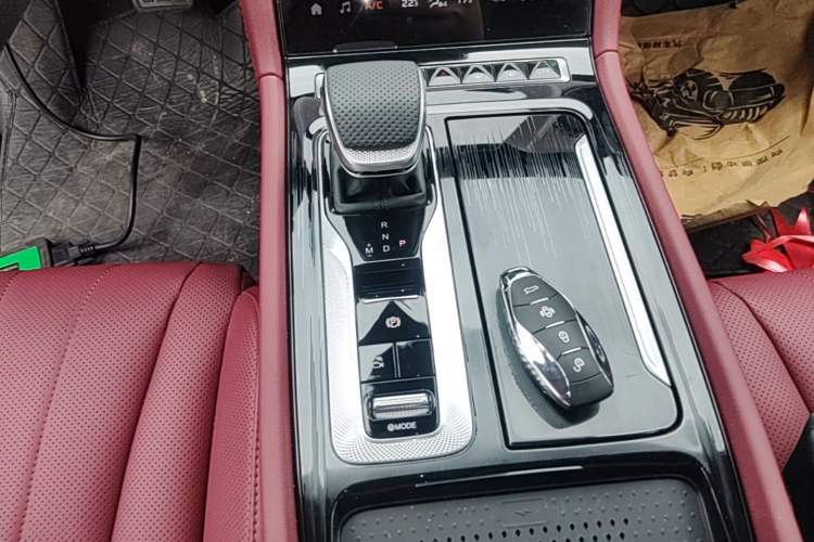 Used Hongqi H5 2025 2.0T Automatic Flag Edition – 500 000 Units Commemorative Version Gear Lever