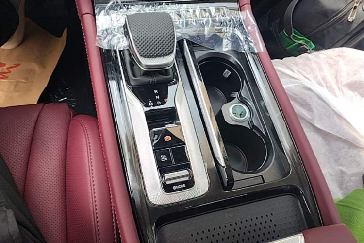 Used Hongqi H5 2025 2.0T Automatic Flag Edition – 500 000 Units Commemorative Version Gear Lever
