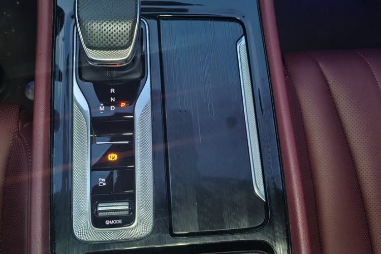 Used Hongqi H5 2025 2.0T Automatic Flag Edition – 500 000 Units Commemorative Version Gear Lever
