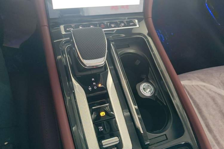 Used Hongqi H5 2025 2.0T Automatic Flag Edition – 500 000 Units Commemorative Version Gear Lever
