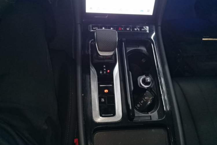 Used Hongqi H5 2025 1.5T DCT Qiyun 500 000th Unit Commemorative Edition Gear Lever