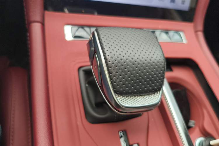 Used Hongqi H5 2025 2.0T Automatic Flag Edition – 500 000 Units Commemorative Version Gear Lever