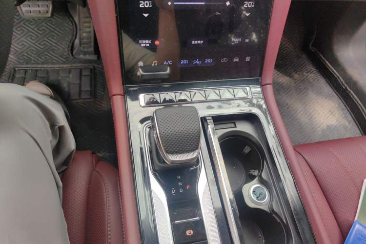 Used Hongqi H5 2025 2.0T Automatic Xuan Ying Edition Gear Lever