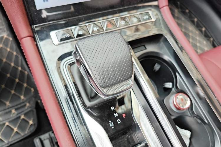 Used Hongqi H5 2025 2.0T Automatic Flag Edition – 500 000 Units Commemorative Version Gear Lever