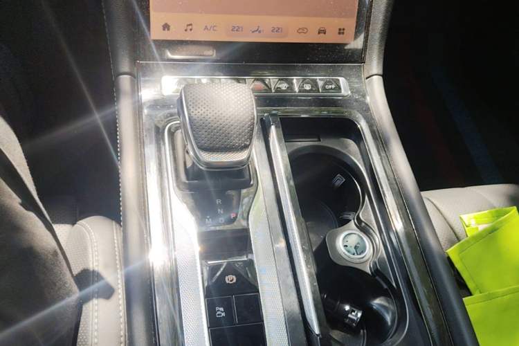 Used Hongqi H5 2025 1.5T DCT Qiyun 500 000th Unit Commemorative Edition Gear Lever