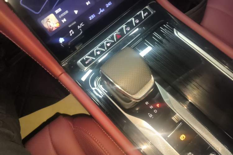 Used Hongqi H5 2025 2.0T Automatic Flag Edition – 500 000 Units Commemorative Version Gear Lever