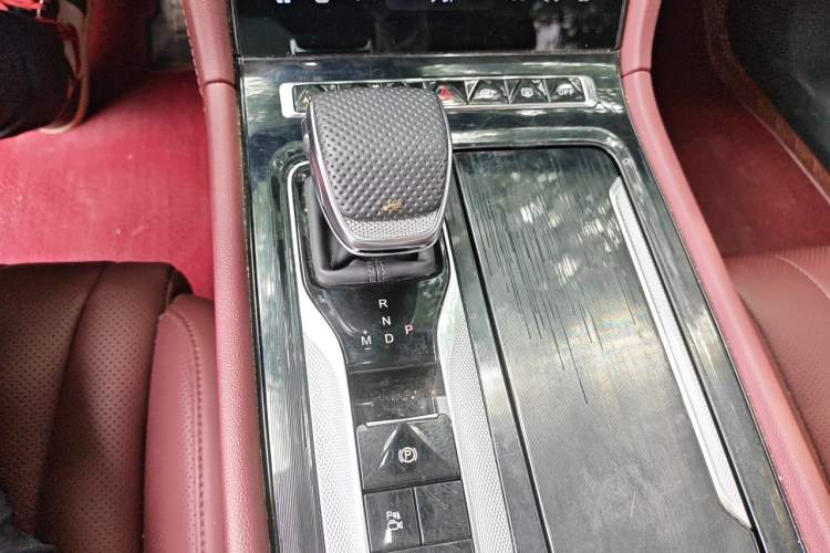 Used Hongqi H5 2025 2.0T Automatic Flag Edition – 500 000 Units Commemorative Version Gear Lever