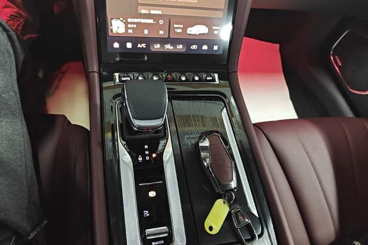 Used Hongqi H5 2025 2.0T Automatic Flag Edition – 500 000 Units Commemorative Version Gear Lever