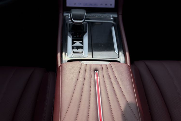 Used Hongqi H5 2025 2.0T Automatic Flag Edition – 500 000 Units Commemorative Version Gear Lever