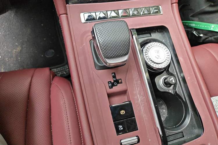 Used Hongqi H5 2025 Model 2.0T Automatic Xuan Ying 2 Million Units Commemorative Edition Gear Lever