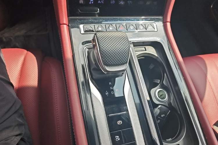 Used Hongqi H5 2025 2.0T Automatic Flag Edition – 500 000 Units Commemorative Version Gear Lever