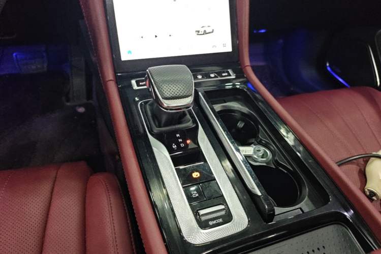 Used Hongqi H5 2025 2.0T Automatic Flag Edition – 500 000 Units Commemorative Version Gear Lever
