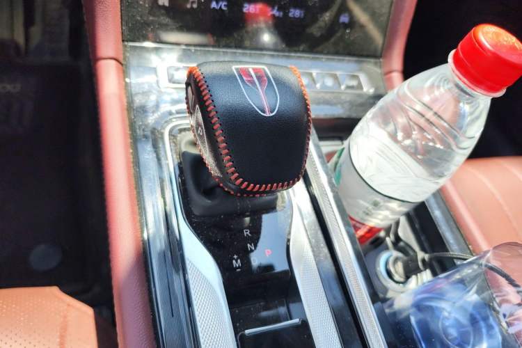 Used Hongqi H5 2025 2.0T Automatic Flag Edition – 500 000 Units Commemorative Version Gear Lever