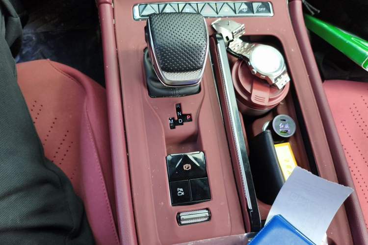 Used Hongqi H5 2025 2.0T Automatic Flag Edition – 500 000 Units Commemorative Version Gear Lever