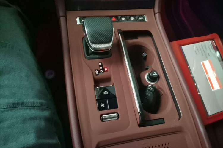 Used Hongqi H5 2025 2.0T Automatic Flag Edition – 500 000 Units Commemorative Version Gear Lever