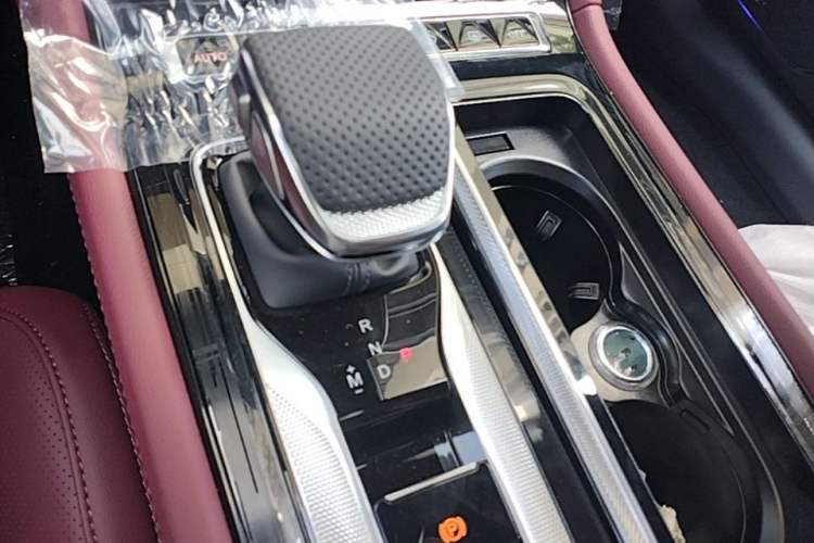 Used Hongqi H5 2025 Model 2.0T Automatic Xuan Ying 2 Million Units Commemorative Edition Gear Lever