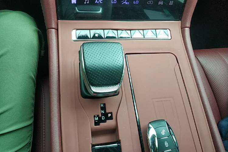 Used Hongqi H5 2025 2.0T Automatic Flag Edition – 500 000 Units Commemorative Version Gear Lever