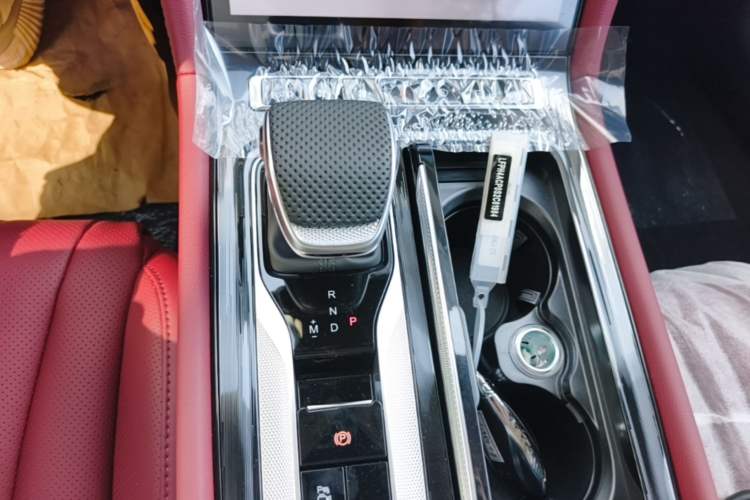 Used Hongqi H5 2025 2.0T Automatic Flag Edition – 500 000 Units Commemorative Version Gear Lever