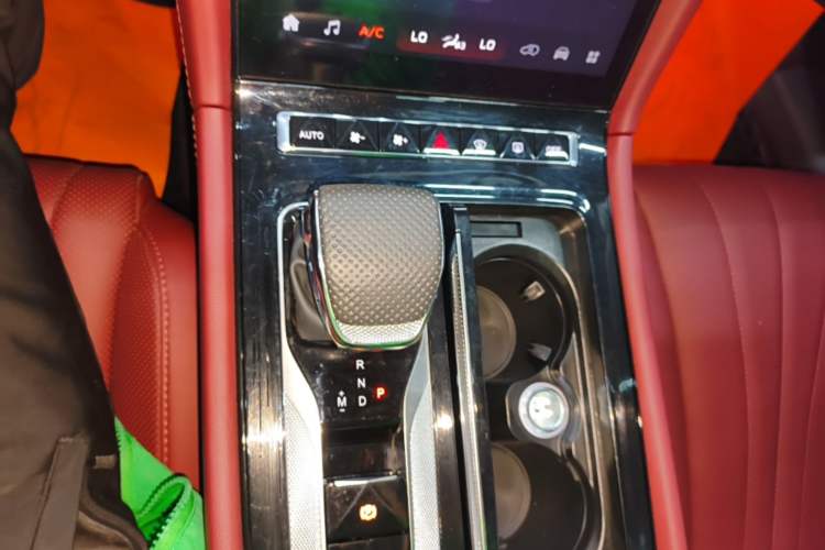 Used Hongqi H5 2025 1.5T DCT Xuan Ying Edition Gear Lever