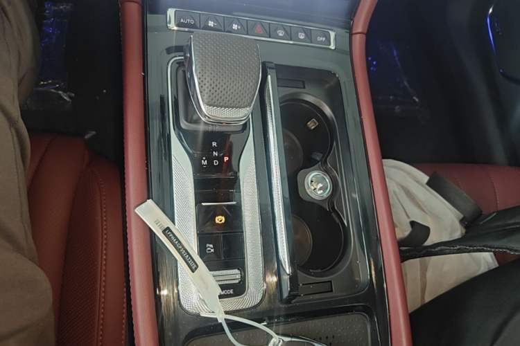 Used Hongqi H5 2025 2.0T Automatic Flag Edition – 500 000 Units Commemorative Version Gear Lever