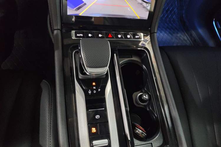 Used Hongqi H5 2025 2.0T Automatic Flag Edition – 500 000 Units Commemorative Version Gear Lever
