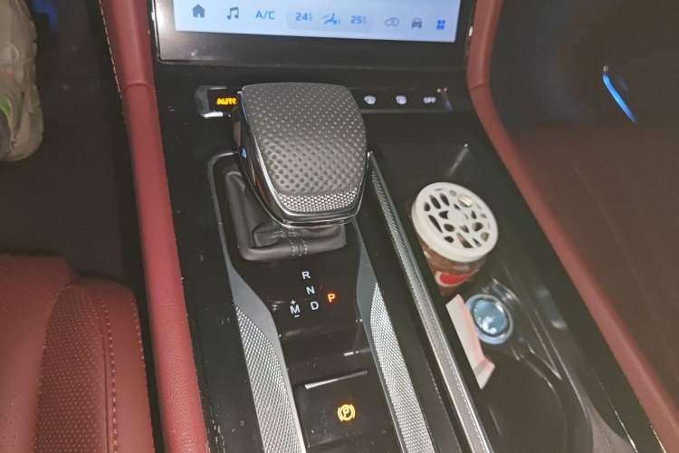 Used Hongqi H5 2025 2.0T Automatic Flag Edition – 500 000 Units Commemorative Version Gear Lever