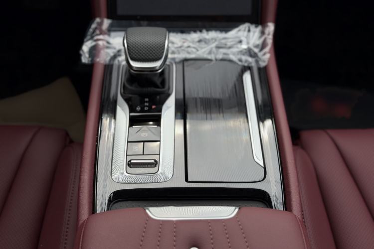 Used Hongqi H5 2025 2.0T Automatic Flag Edition – 500 000 Units Commemorative Version Gear Lever